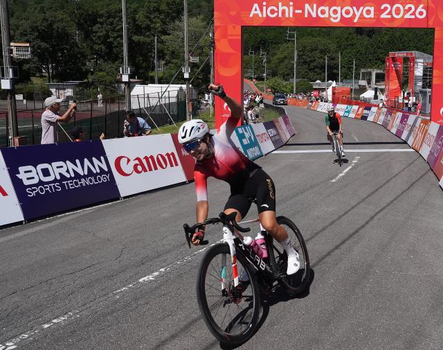 (260922) -- NAGOYA, Sept. 22, 2026 (Xinhua) -- Guo Li of China celebrates winning the women's road race final of cycling road at the 20th Asian Games Aichi-Nagoya 2026 in Shinshiro of Aichi Prefecture, Japan, Sept. 22, 2026. (Xinhua/Cen Yunpeng)