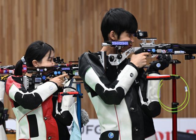 (260922) -- NAGOYA, Sept. 22, 2026 (Xinhua) -- Wang Zifei and Sheng Lihao (R) of team China compete during the 10m air rifle mixed team final of shooting at the 20th Asian Games Aichi-Nagoya 2026 in Toyota of Aichi Prefecture, Japan, Sept. 22, 2026. (Xinhua/Liu Lei)
