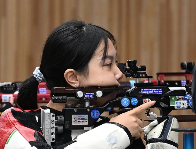 (260922) -- NAGOYA, Sept. 22, 2026 (Xinhua) -- Wang Zifei of team China competes during the 10m air rifle mixed team final of shooting at the 20th Asian Games Aichi-Nagoya 2026 in Toyota of Aichi Prefecture, Japan, Sept. 22, 2026. (Xinhua/Liu Lei)