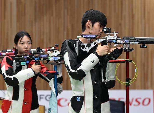 (260922) -- NAGOYA, Sept. 22, 2026 (Xinhua) -- Wang Zifei and Sheng Lihao (R) of team China compete during the 10m air rifle mixed team final of shooting at the 20th Asian Games Aichi-Nagoya 2026 in Toyota of Aichi Prefecture, Japan, Sept. 22, 2026. (Xinhua/Liu Lei)