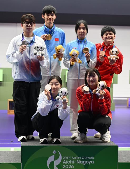 (260922) -- NAGOYA, Sept. 22, 2026 (Xinhua) -- Gold medalists Wang Zifei (2nd R, top)/Sheng Lihao (2nd L, top) of team China, silver medalists Ban Hyojin (L, bottom)/Park Hajun (1st L, top) of team South Korea and bronze medalists Hanakawa Naoki (1st R, top)/Nobata Misaki of team Japan pose on the podium during the victory ceremony for the 10m air rifle mixed team of shooting at the 20th Asian Games Aichi-Nagoya 2026 in Toyota of Aichi Prefecture, Japan, Sept. 22, 2026. (Xinhua/Liu Lei)