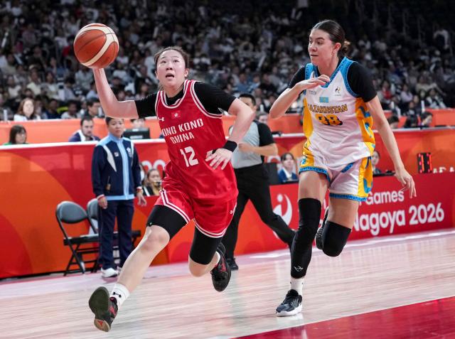 (260922) -- NAGOYA, Sept. 22, 2026 (Xinhua) -- Kwan Hoi Pui (L) of Hong Kong, China breaks through against Darya Tsukanova of Kazakhstan during the women's group B match between Hong Kong, China and Kazakhstan at 20th Asian Games Aichi-Nagoya 2026 in Nagoya, Japan, Sept. 22, 2026. (Xinhua/Luo Yuan)
