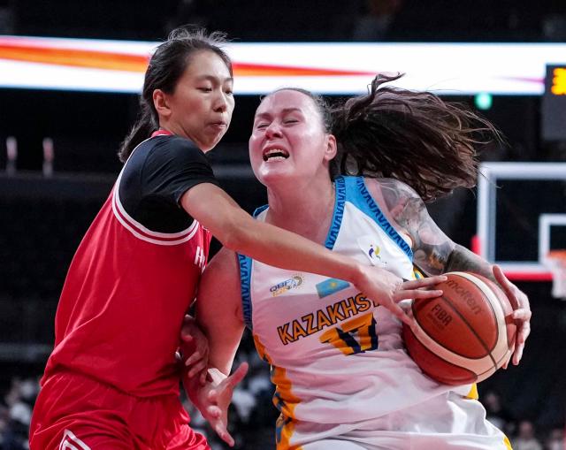(260922) -- NAGOYA, Sept. 22, 2026 (Xinhua) -- Wong Nga Ting (L) of Hong Kong, China defends Daria Koroleva of Kazakhstan during the women's group B match between Hong Kong, China and Kazakhstan at 20th Asian Games Aichi-Nagoya 2026 in Nagoya, Japan, Sept. 22, 2026. (Xinhua/Luo Yuan)