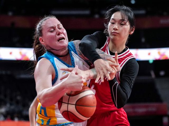 (260922) -- NAGOYA, Sept. 22, 2026 (Xinhua) -- Ma Tan Fung (R) of Hong Kong, China and Daria Koroleva of Kazakhstan fight for the ball during the women's group B match between Hong Kong, China and Kazakhstan at 20th Asian Games Aichi-Nagoya 2026 in Nagoya, Japan, Sept. 22, 2026. (Xinhua/Luo Yuan)