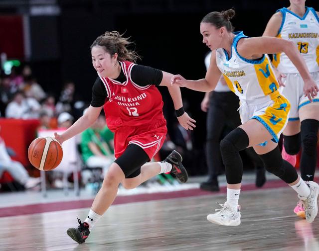 (260922) -- NAGOYA, Sept. 22, 2026 (Xinhua) -- Kwan Hoi Pui (L) of Hong Kong, China breaks through during the women's group B match between Hong Kong, China and Kazakhstan at 20th Asian Games Aichi-Nagoya 2026 in Nagoya, Japan, Sept. 22, 2026. (Xinhua/Luo Yuan)