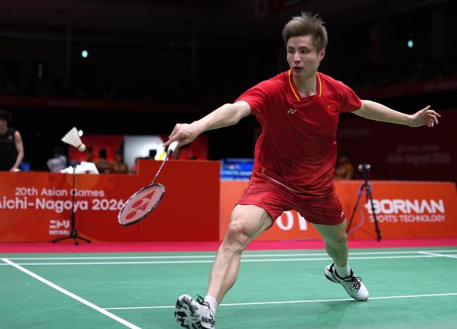 (260922) -- ICHINOMIYA, Sept. 22, 2026 (Xinhua) -- Shi Yuqi of team China hits a return during the singles match against Yoo Tae Bin of team South Korea during the badminton men's team quarterfinals between China and South Korea at the 20th Asian Games Aichi-Nagoya 2026 in Ichinomiya, Japan, Sept. 22, 2026. (Xinhua/Li Bo)
