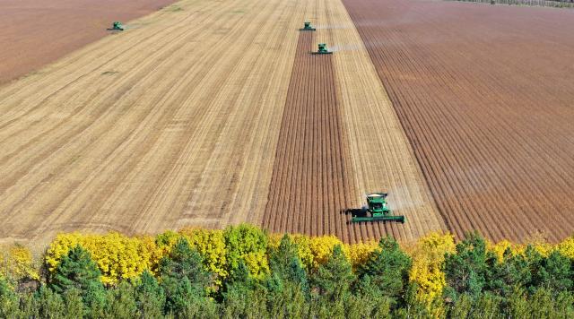(260922) -- HARBIN, Sept. 22, 2026 (Xinhua) -- An aerial drone photo taken on Sept. 20, 2026 shows harvesters working in a soybean field of a farm under Beidahuang Group in northeast China's Heilongjiang Province. Heilongjiang, an important grain-producing province in China, entered the harvest season in September. (Photo by Ren Baoji/Xinhua)