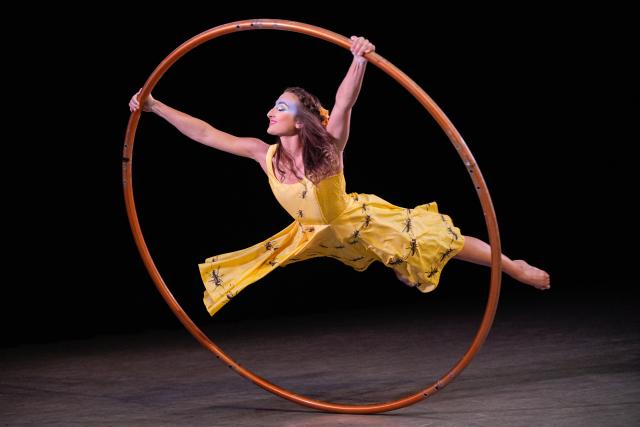 (260922) -- VANCOUVER, Sept. 22, 2026 (Xinhua) -- An acrobat performs during a media preview of "LUZIA" in Vancouver, British Columbia, Canada, Sept. 21, 2026. The performance incorporating rain elements into acrobatic shows, will be staged in Vancouver from Nov. 4, 2026 to Jan. 10, 2027. (Photo by Liang Sen/Xinhua)
