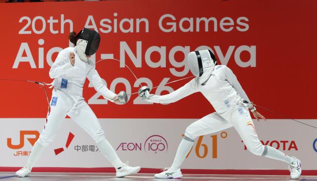 (260922) -- TOKONAME, Sept. 22, 2026 (Xinhua) -- Yang Jingwen (L) of China competes with Tikanah Abdul Rahman Kiria of Singapore during the women's epee individual semifinal of fencing at the 20th Asian Games Aichi-Nagoya 2026 in Tokoname, Japan, Sept. 22, 2026. (Xinhua/Yao Qilin)