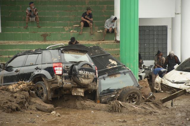 (260922) -- WEST SUMATRA, Sept. 22, 2026 (Xinhua) -- Damaged vehicles covered with mud are pictured after a flash flood in Solok district, West Sumatra, Indonesia, Sept. 22, 2026. At least one person was killed and four others were injured after a flash flood struck Solok district in Indonesia's West Sumatra province, local authorities said Tuesday. (Photo by Andri Mardiansyah/Xinhua)