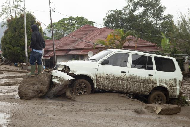 (260922) -- WEST SUMATRA, Sept. 22, 2026 (Xinhua) -- A damaged vehicle covered with mud is pictured after a flash flood in Solok district, West Sumatra, Indonesia, Sept. 22, 2026. At least one person was killed and four others were injured after a flash flood struck Solok district in Indonesia's West Sumatra province, local authorities said Tuesday. (Photo by Andri Mardiansyah/Xinhua)