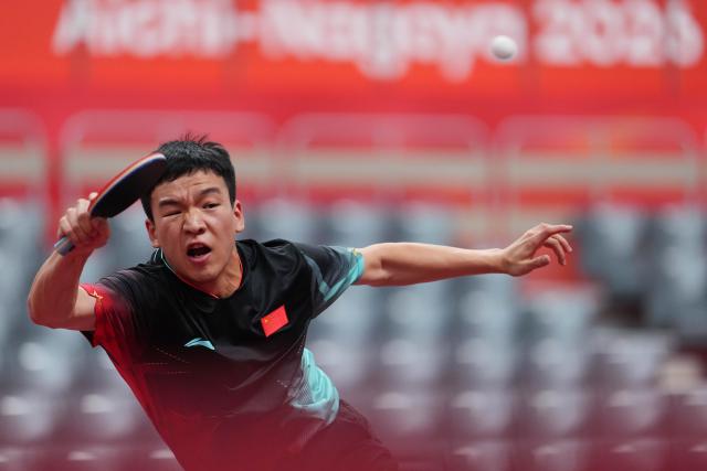 (260922) -- TOYOTA, Sept. 22, 2026 (Xinhua) -- Xiang Peng of China hits a return to Sarayut Tancharoen of Thailand during the men's team quarterfinal match between China and Thailand at the 20th Asian Games Aichi-Nagoya 2026 in Toyota, Japan, Sept. 22, 2026. (Xinhua/Cheong Kam Ka)
