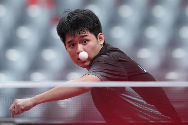(260922) -- TOYOTA, Sept. 22, 2026 (Xinhua) -- Lin Shidong of China hits a return to Thitaphat Preechayan of Thailand during the men's team quarterfinal match between China and Thailand at the 20th Asian Games Aichi-Nagoya 2026 in Toyota, Japan, Sept. 22, 2026. (Xinhua/Cheong Kam Ka)