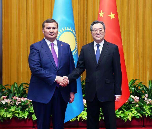 (260922) -- BEIJING, Sept. 22, 2026 (Xinhua) -- Chinese Vice Premier Ding Xuexiang, also a member of the Standing Committee of the Political Bureau of the Communist Party of China Central Committee, meets with Kazakhstan's First Deputy Prime Minister Nurlybek Nalibayev in Beijing, capital of China, Sept. 22, 2026. (Xinhua/Liu Weibing)