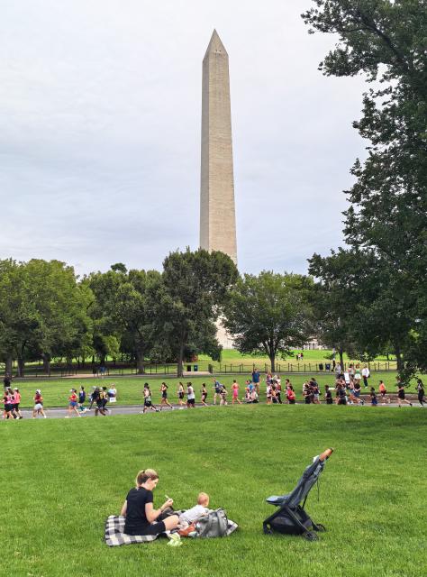 (260922) -- WASHINGTON, Sept. 22, 2026 (Xinhua) -- This photo taken with a mobile phone shows people attending a half marathon running past the Washington Monument in Washington, D.C., the United States, Sept. 20, 2026. (Xinhua/Li Xiang)