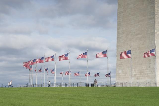(260922) -- WASHINGTON, Sept. 22, 2026 (Xinhua) -- People tour near the Washington Monument in Washington, D.C., the United States, Sept. 21, 2026. (Xinhua/Li Yan)
