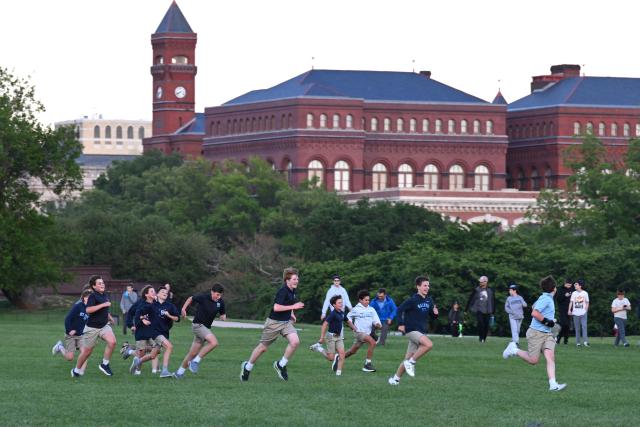 (260922) -- WASHINGTON, Sept. 22, 2026 (Xinhua) -- Children have fun on a lawn in Washington, D.C., the United States, May 11, 2026. (Xinhua/Li Rui)