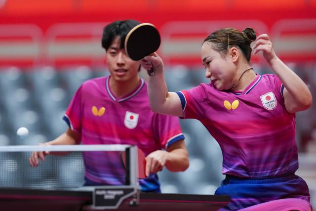 (260922) -- TOYOTA, Sept. 22, 2026 (Xinhua) -- Shinozuka Hiroto/Ito Mima (R) compete during the mixed doubles round 1 match between Shinozuka Hiroto/Ito Mima of Japan and Diyorbek Dilshodov/Asel Erkebaeva of Uzbekistan at the 20th Asian Games Aichi-Nagoya 2026 in Toyota, Japan, Sept. 22, 2026. (Xinhua/Cheong Kam Ka)