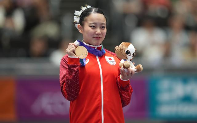 (260922) -- NAGOYA, Sept. 22, 2026 (Xinhua) -- Bronze medalist Nishiyama Misa of Japan poses with her medal during the awarding ceremony for the artistic gymnastics women's all-around final at the 20th Asian Games Aichi-Nagoya 2026 in Nagoya, Japan, Sept. 22, 2026. (Xinhua/Lui Siu Wai)