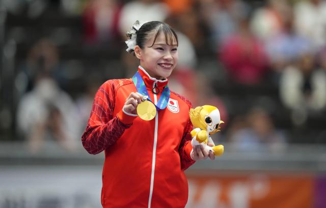 (260922) -- NAGOYA, Sept. 22, 2026 (Xinhua) -- Gold medalist Sugihara Aiko of Japan poses with her medal during the awarding ceremony for the artistic gymnastics women's all-around final at the 20th Asian Games Aichi-Nagoya 2026 in Nagoya, Japan, Sept. 22, 2026. (Xinhua/Lui Siu Wai)