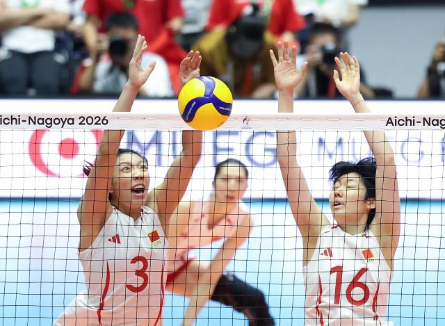 (260922) -- KOMAKI, Sept. 22, 2026 (Xinhua) -- Tang Xin (L) and Guo Zhongnan (R) of China block during the final match of Women's Volleyball between China and Japan at the 20th Asian Games Aichi-Nagoya 2026 in Komaki, Japan, Sept. 22, 2026. (Xinhua/Jia Haocheng)
