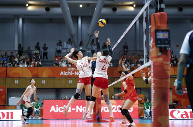 (260922) -- KOMAKI, Sept. 22, 2026 (Xinhua) -- Guo Zhongnan (2nd L) of China spikes the ball during the final match of Women's Volleyball between China and Japan at the 20th Asian Games Aichi-Nagoya 2026 in Komaki, Japan, Sept. 22, 2026. (Xinhua/Wang Lili)