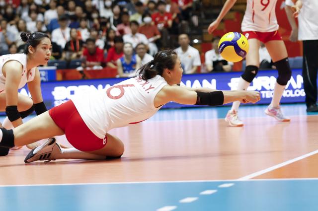 (260922) -- KOMAKI, Sept. 22, 2026 (Xinhua) -- Gong Xiangyu (2nd L) of China saves the ball during the final match of Women's Volleyball between China and Japan at the 20th Asian Games Aichi-Nagoya 2026 in Komaki, Japan, Sept. 22, 2026. (Xinhua/Wang Lili)
