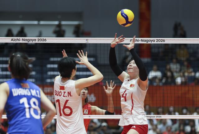 (260922) -- KOMAKI, Sept. 22, 2026 (Xinhua) -- Guo Zhongnan (C) and Zhang Zixuan (R) of China compete during the final match of Women's Volleyball between China and Japan at the 20th Asian Games Aichi-Nagoya 2026 in Komaki, Japan, Sept. 22, 2026. (Xinhua/Wang Fei)