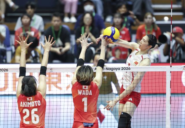 (260922) -- KOMAKI, Sept. 22, 2026 (Xinhua) -- Wu Mengjie (R) of China spikes during the final match of Women's Volleyball between China and Japan at the 20th Asian Games Aichi-Nagoya 2026 in Komaki, Japan, Sept. 22, 2026. (Xinhua/Jia Haocheng)