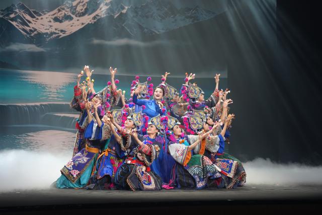 (2609022) -- HANOI, Sept. 22, 2026 (Xinhua) -- A singer and dancers perform at a Mid-Autumn Festival gala in Hanoi, Vietnam, Sept. 21, 2026. TO GO WITH "Feature: Mid-Autumn Festival gala mirrors cultural exchanges between China, Vietnam" (Xinhua/Liu Ying)