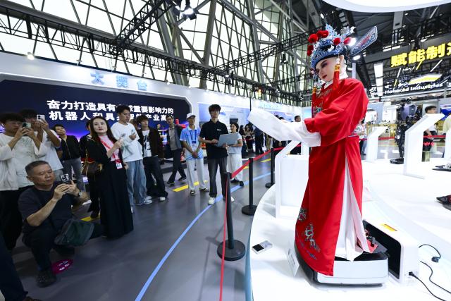 (260922) -- HEFEI, Sept. 22, 2026 (Xinhua) -- A humanoid robot performs Huangmei Opera at the 2026 World Manufacturing Convention (WMC) in Hefei, east China's Anhui Province, Sept. 21, 2026. The ongoing 2026 WMC showcases wide-ranging applications of robots. (Xinhua/Zhou Mu)