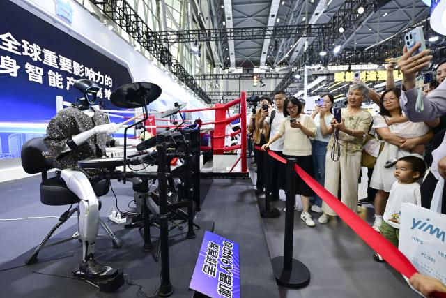 (260922) -- HEFEI, Sept. 22, 2026 (Xinhua) -- A humanoid robot performs at the 2026 World Manufacturing Convention (WMC) in Hefei, east China's Anhui Province, Sept. 21, 2026. The ongoing 2026 WMC showcases wide-ranging applications of robots. (Xinhua/Zhou Mu)