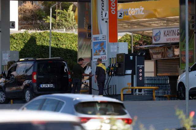 (260922) -- ANKARA, Sept. 22, 2026 (Xinhua) -- People refuel their vehicles at a gas station in Ankara, Türkiye, Sept. 22, 2026. Surging fuel prices are increasingly affecting household budgets, transportation choices and the prices of goods and services in Türkiye, after diesel exceeded 100 Turkish liras (2.05 U.S. dollars) per liter for the first time recently. (Mustafa Kaya/Handout via Xinhua)