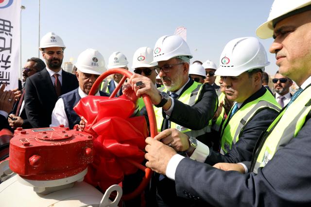 (260922) -- BAGHDAD, Sept. 22, 2026 (Xinhua) -- Iraqi Oil Minister Basim Mohammed Khudhair (3rd R, front) turns a valve during the launching ceremony of the gas processing facility at the EBS oilfield in Baghdad Province, Iraq, Sept. 22, 2026. A gas processing facility built and invested in by Chinese company ZhenHua Oil was officially put into operation at the EBS oilfield in central Iraq on Tuesday. (Xinhua/Khalil Dawood)