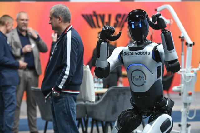 (260922) -- WARSAW, Sept. 22, 2026 (Xinhua) -- A humanoid robot performs a demonstration at the World of AI and Big Data Expo in Warsaw, Poland, Sept. 22, 2026. Held from Sept. 22 to 24, the World of AI and Big Data Expo in Warsaw focuses on artificial intelligence, big data and related digital technologies, showcasing innovations in AI applications, data management, robotics and intelligent automation. (Photo by Aleksy Witwicki/Xinhua)