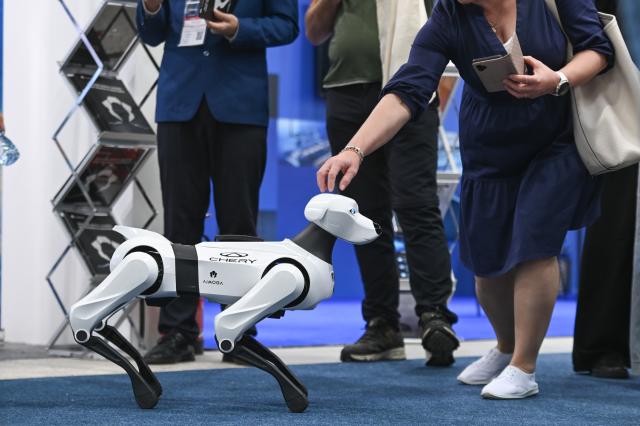 (260922) -- WARSAW, Sept. 22, 2026 (Xinhua) -- A robotic dog is seen at the World of AI and Big Data Expo in Warsaw, Poland, Sept. 22, 2026. Held from Sept. 22 to 24, the World of AI and Big Data Expo in Warsaw focuses on artificial intelligence, big data and related digital technologies, showcasing innovations in AI applications, data management, robotics and intelligent automation. (Photo by Aleksy Witwicki/Xinhua)