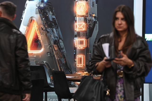 (260922) -- WARSAW, Sept. 22, 2026 (Xinhua) -- Visitors are seen at the World of AI and Big Data Expo in Warsaw, Poland, Sept. 22, 2026. Held from Sept. 22 to 24, the World of AI and Big Data Expo in Warsaw focuses on artificial intelligence, big data and related digital technologies, showcasing innovations in AI applications, data management, robotics and intelligent automation. (Photo by Aleksy Witwicki/Xinhua)