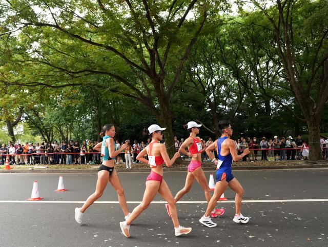 (260923) -- NAGOYA, Sept. 23, 2026 (Xinhua) -- Yang Liujing (2nd R) and Jiang Yunyan (2nd L) of China, Kristina Morozova (1st L) of Kazakhstan compete during the Women's Half Marathon Race Walk Final of Athletics at the 20th Asian Games Aichi-Nagoya 2026 in Nagoya, Japan, Sept. 23, 2026. (Xinhua/Jia Yuchen)