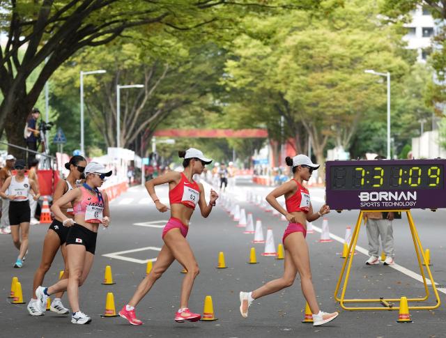 (260923) -- NAGOYA, Sept. 23, 2026 (Xinhua) -- Jiang Yunyan (1st R) and Yang Liujing (2nd R) of China compete during the Women's Half Marathon Race Walk Final of Athletics at the 20th Asian Games Aichi-Nagoya 2026 in Nagoya, Japan, Sept. 23, 2026. (Xinhua/Jia Yuchen)