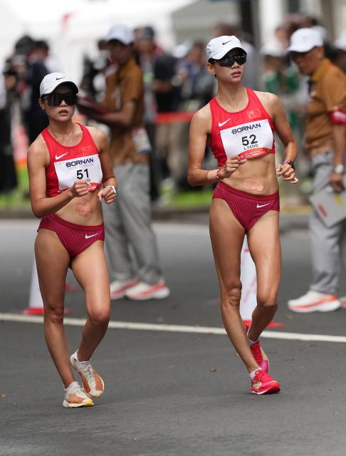 (260923) -- NAGOYA, Sept. 23, 2026 (Xinhua) -- Yang Liujing (R) and Jiang Yunyan of China compete during the Women's Half Marathon Race Walk Final of Athletics at the 20th Asian Games Aichi-Nagoya 2026 in Nagoya, Japan, Sept. 23, 2026. (Xinhua/Jia Yuchen)