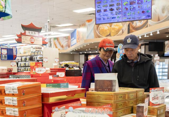(260923) -- TORONTO, Sept. 23, 2026 (Xinhua) -- Customers shop for mooncakes ahead of the Mid-Autumn Festival at a supermarket in Toronto, Canada, Sept. 22, 2026. (Photo by Zou Zheng/Xinhua)