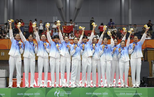 (260923) -- BEIJING, Sept. 23, 2026 (Xinhua) -- Gold medalists team China celebrate during the awarding ceremony after the final match of Women's Volleyball between China and Japan at the 20th Asian Games Aichi-Nagoya 2026 in Komaki, Japan, Sept. 22, 2026. (Xinhua/Wang Fei)