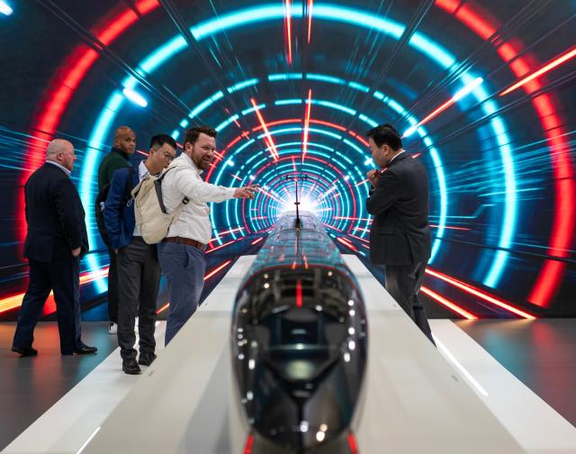 (260923) -- BEIJING, Sept. 23, 2026 (Xinhua) -- People visit the 2026 International Trade Fair for Transport Technology (InnoTrans 2026) in Berlin, Germany, Sept. 22, 2026. (Xinhua/Zhang Haofu)