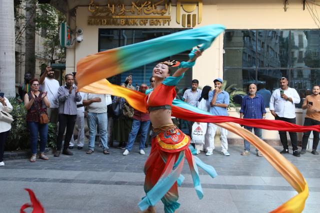 (260923) -- CAIRO, Sept. 23, 2026 (Xinhua) -- A Chinese artist from the Chengdu Art Performance Troupe performs at the Art Street in Cairo, Egypt, Sept. 21, 2026.
  TO GO WITH "Roundup: Chinese artists captivate Cairo audiences, bridging cultures" (Xinhua/Ahmed Gomaa)