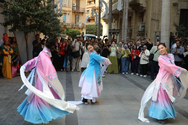 (260923) -- CAIRO, Sept. 23, 2026 (Xinhua) -- Chinese artists from the Chengdu Art Performance Troupe perform at the Art Street in Cairo, Egypt, Sept. 21, 2026.
  TO GO WITH "Roundup: Chinese artists captivate Cairo audiences, bridging cultures" (Xinhua/Ahmed Gomaa)