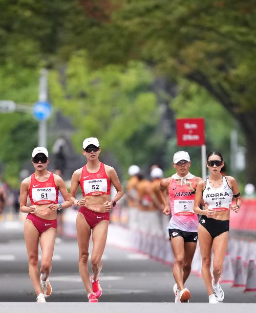 (260923) -- NAGOYA, Sept. 23, 2026 (Xinhua) -- Yang Liujing (2nd L) and Jiang Yunyan (1st L) of China compete during the Women's Half Marathon Race Walk Final of Athletics at the 20th Asian Games Aichi-Nagoya 2026 in Nagoya, Japan, Sept. 23, 2026. (Xinhua/Luo Yuan)