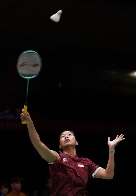 (260923) -- ICHINOMIYA, Sept. 23, 2026 (Xinhua) -- Putri Kusuma Wardani of team Indonesia competes in the singles match against Wang Zhiyi of team China during the badminton women's team semifinals between China and Indonesia at the 20th Asian Games Aichi-Nagoya 2026 in Ichinomiya of Aichi Prefecture, Japan, Sept. 23, 2026. (Xinhua/Li Bo)