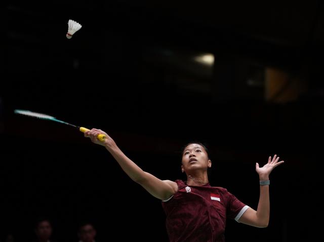 (260923) -- ICHINOMIYA, Sept. 23, 2026 (Xinhua) -- Putri Kusuma Wardani of team Indonesia competes in the singles match against Wang Zhiyi of team China during the badminton women's team semifinals between China and Indonesia at the 20th Asian Games Aichi-Nagoya 2026 in Ichinomiya of Aichi Prefecture, Japan, Sept. 23, 2026. (Xinhua/Li Bo)