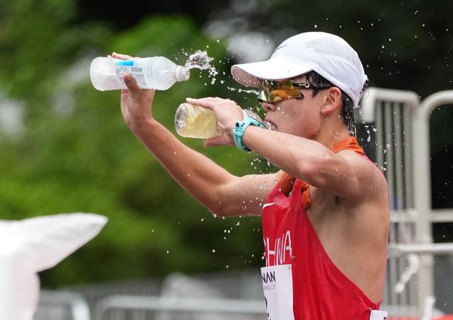 (260923) -- NAGOYA, Sept. 23, 2026 (Xinhua) -- Shi Shengji of China drinks water during the Men's Half Marathon Race Walk Final of Athletics at the 20th Asian Games Aichi-Nagoya 2026 in Nagoya, Japan, Sept. 23, 2026. (Xinhua/Jia Yuchen)