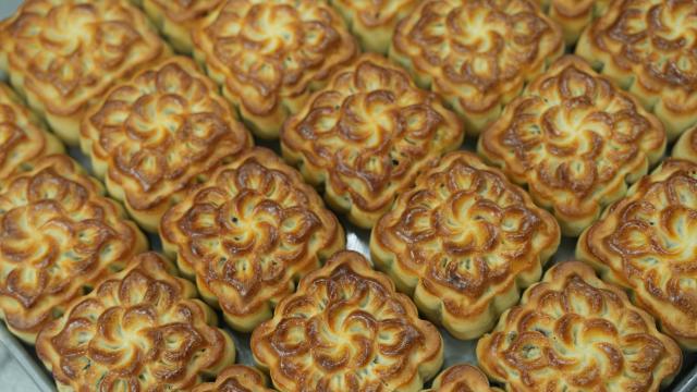 (260923) -- HANOI, Sept. 23, 2026 (Xinhua) -- This photo taken on Sept. 17, 2026 shows freshly baked mooncakes at a traditional confectionery shop in Hanoi, Vietnam. A festive atmosphere is growing here as the Mid-Autumn Festival approaches. (Xinhua/Hu Jiali)